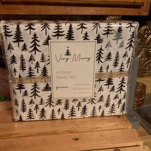 Very Merry 100% polyester 16’ deep pockets